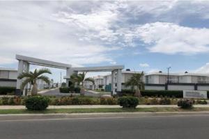 Lovely 3 Bedroom apartment with private parking