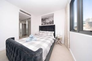 Modern Urban Oasis in the Heart of Chinatown