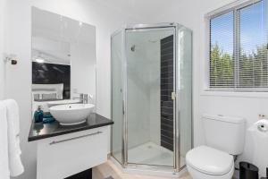 Haven in Grove quiet area, comfort, close to beach and shops