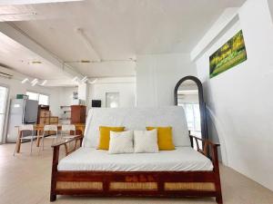 Ocean View Apartment - Absolute Beachfront with Kitchen, Netflix and Fast WiFi