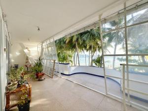 Ocean View Apartment - Absolute Beachfront with Kitchen, Netflix and Fast WiFi