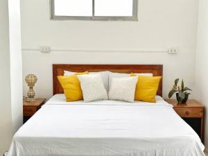 Ocean View Apartment - Absolute Beachfront with Kitchen, Netflix and Fast WiFi