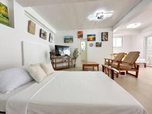 Ocean View Apartment - Absolute Beachfront with Kitchen, Netflix and Fast WiFi