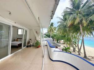 Ocean View Apartment - Absolute Beachfront with Kitchen, Netflix and Fast WiFi