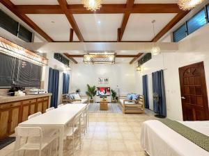 High Ceiling 60sqm Family Apartment with Partial Sea View and Kitchen