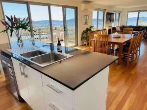 Beautiful Sunny Home with Stunning Hobart Views - Ridgeway
