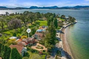 Waterfront Escape - A Family Oasis on Long Beach - Taroona