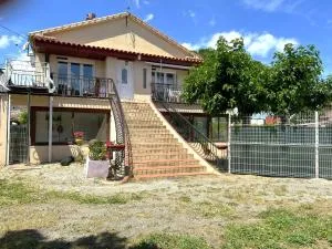 Appartement dans maison au 1er étage avec terrasse jardin ombrage et parking securise - Maraussan