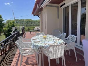 Appartement dans maison au 1er étage avec terrasse jardin ombrage et parking securise