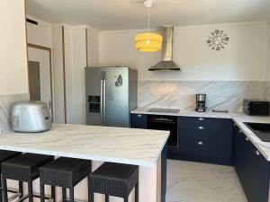 Appartements Appartement dans maison au 1er etage avec terrasse jardin ombrage et parking securise : photos des chambres
