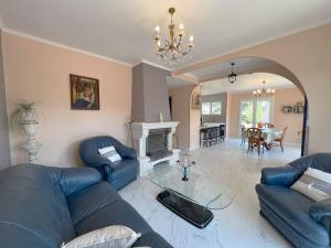 Appartement dans maison au 1er étage avec terrasse jardin ombrage et parking securise