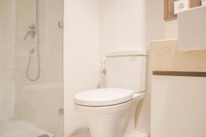 Comfort and Modern Look 2BR at 26th Floor Samara Suites Apartment By Travelio