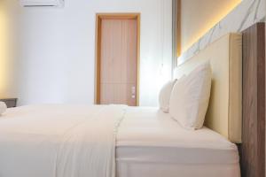 Comfort and Modern Look 2BR at 26th Floor Samara Suites Apartment By Travelio