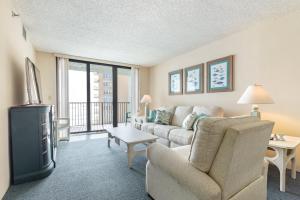 Ocean View with a beachfront pool at Ocean Trillium Condo ~ 403 - 4hvězdičkové hotely ve městě New Smyrna Beach