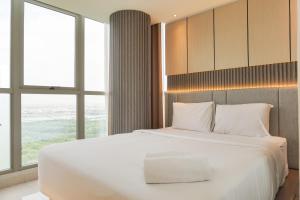 Modern Look and Comfy 2BR Gold Coast Apartment By Travelio