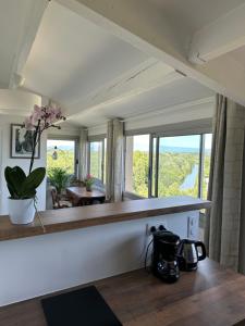 Maisons de vacances Charmante PETITE MAISON avec vue panoramique, en centre historique, proche d-Avignon, ancienne, renovee, climatisee, terrasse, parking public gratuit : photos des chambres