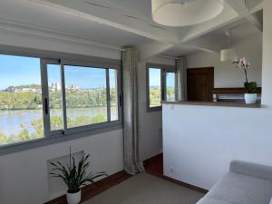 Charmante PETITE MAISON avec vue panoramique, en centre historique, proche dAvignon, ancienne, rénovée, climatisée, terrasse, parking public gratuit