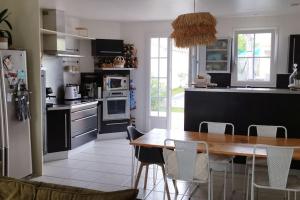Maisons de vacances Maison de plain-pied au calme avec piscine : photos des chambres