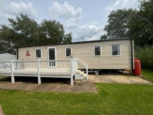 Homely Caravan With Outside Decking Ref 20381Bs
