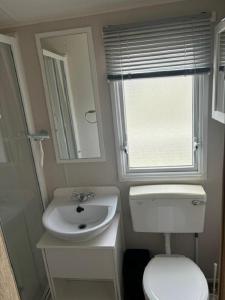 Homely Caravan With Outside Decking Ref 20381Bs