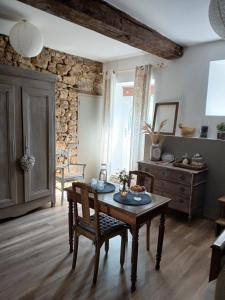 Maisons d'hotes Chambre d'hotes La Ruzardiere : Chambre Double Deluxe avec Baignoire