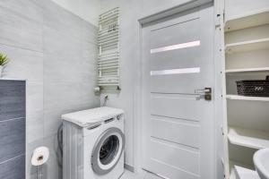 Aleja Rzeczypospolitej 4C by Homeprime