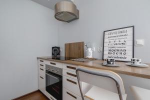 Osiedle Tysiąclecia - Nowoczesne Studio z Biurkiem do Pracy Zdalnej i Parkingiem by Noclegi Renters