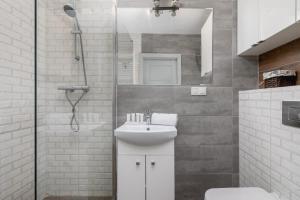 Osiedle Tysiąclecia - Nowoczesne Studio z Biurkiem do Pracy Zdalnej i Parkingiem by Noclegi Renters