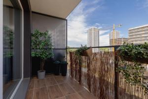 Osiedle Tysiąclecia - Nowoczesne Studio z Biurkiem do Pracy Zdalnej i Parkingiem by Noclegi Renters