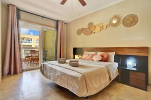 La Concha Beach Apartments with pool for kids!