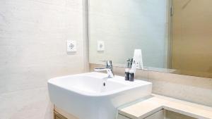 Cozy Stay Studio at Gold Coast Apartment By Travelio