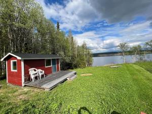 Liten sovstuga nära till sjö