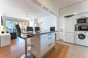 2 Bed 1 Bath Very Bright Apt