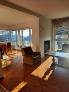 Three-Bedroom Apartment with Lake View room in Appartamenti Fortunella