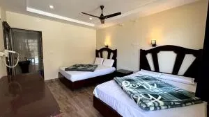 The Badal Stops By Om Ds - Gupta Kāshi