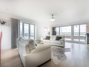 Windrush Court Stunning Penthouse With River Views Near Erith Stn - Pass the Keys
