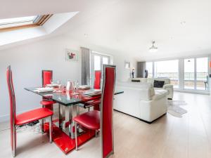 Windrush Court Stunning Penthouse With River Views Near Erith Stn - Pass the Keys