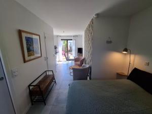 FLEUR DE SEL logement de 21m2 avec prêt vélos, cuisine et sdb privées avec terrasse clôturée de 17m2