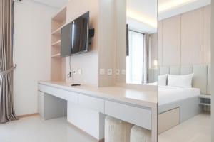 Nice and Comfort 1BR at 25th Floor Samara Suites Apartment By Travelio