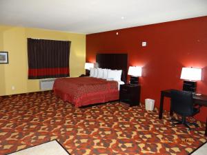 King Suite with One King Bed - Non-Smoking room in Days Inn & Suites by Wyndham El Dorado