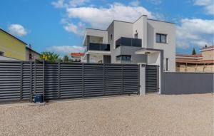 4 Bedroom Awesome Home In Posedarje