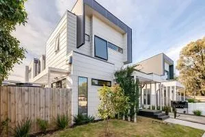 Stunning, modern, two-story detached townhouse - Seddon
