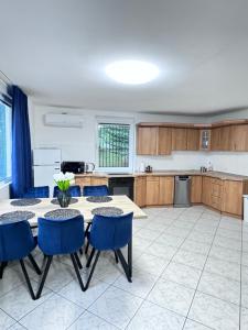 Domek w głębi lasu nad stawem