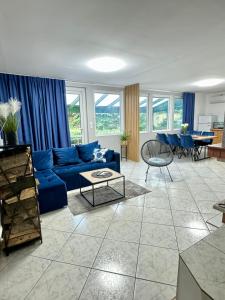 Domek w głębi lasu nad stawem