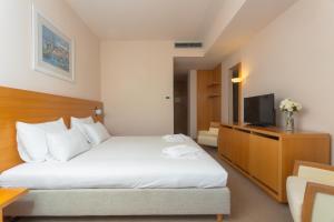 Comfort Double Room with Extra Bed, Side View of the Sea room in La Luna Hotel
