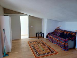 Mandulivi, chalet nel mandorleto e mansarda vista mare