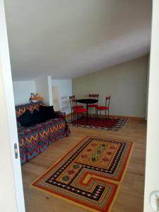 Mandulivi, chalet nel mandorleto e mansarda vista mare