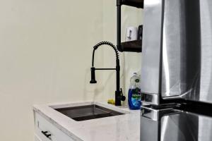 Close to Downtown Modern One Bedroom Oasis