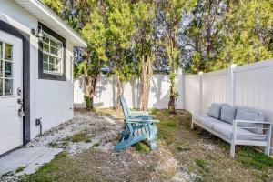 Close to Downtown Modern One Bedroom Oasis