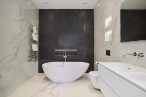 The Roehampton Place - Elegant 5BDR House with Garden and Parking